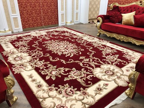 Бордовый ковёр с классическим рисунком в гостиной